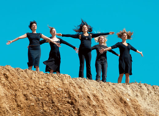 Die Freundinnen heute: Alex (Ursula Strauss), Brigitte (Birgit Minichmayr), Nina (Nina Proll), Nicole (Gabriela Heged&uuml;s) und Carmen (Kathrin Resetarits, v.l.) atmen die Luft der Freiheit. Bild: Sender