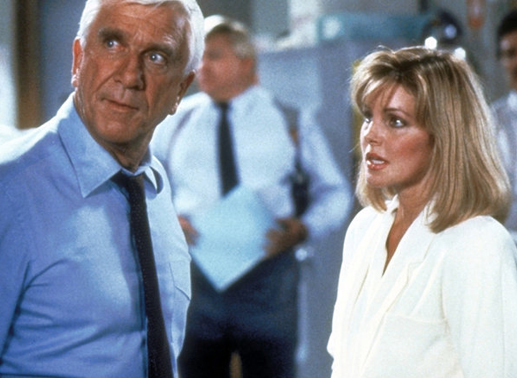 Polizeileutnant Frank Drebin (Leslie Nielsen, vorne l.) verliebt sich unsterblich in die Verd&auml;chtige Jane (Priscilla Presley, vorne r.) ... Bild: Sender / Paramount Pictures