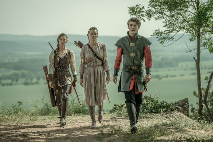 Die Prinzessin und der Fluch der Zeit:  Amelia (Eli&scaron;ka Křenkov&aacute;), Prinzessin Elena (Nat&aacute;lia Germ&aacute;ni) und Prinz Jan (Marek Lambora) begeben sich zu den verbotenen Bergen, um den Fluch zu besiegen und der Zeitschleife zu entkommen. Bild: Sender / KiKA / Pavel Kopp (Three Brothers Production, Profesion&aacute;ln&iacute; Video, 2020)