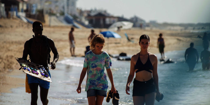 Sunburned: Claire (Zita Gaier) und ihre &auml;ltere Schwester (Nicolais Borger) machen einen Strandspaziergang. Bild: Sender / WDR / Niko Film
