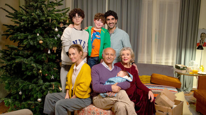 Die schönste Bescherung: Weihnachten bei Familie Riga - Sima (Padmé Hamdemir), Elyas (Elliott Woodruff), Kian (Reza Brojerdi) - Leonie (Anna Unterberger), Navid (Ramin Yazdani) und Britta (Jutta Speidel). Bild: Sender / ARD Degeto Film / Richard Kranzin