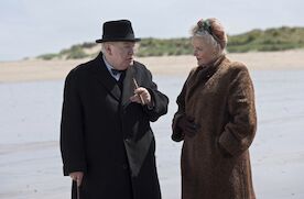 Churchill: Winston Churchill (Brian Cox) und seine Frau Clementine (Miranda Richardson) beraten sich am Strand. Bild: Sender / rbb / Salon Churchill Ltd