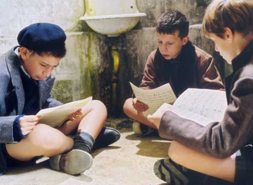 Der Lausejunge Pierre Morhange (Jean-Baptiste Maunier, re.) hat mit seinen Mitsch&uuml;lern Corbin (Thomas Blumenthal, li.) und Le Querrec (Cyril Bernicot) die Noten seines Lehrers Mathieu gestohlen. Auf der Toilette betrachten die drei Jungs etwas ratlos ihre r&auml;tselhafte Beute. Bild: Sender