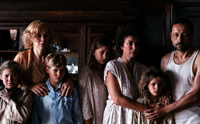 Lana Mae Lopicic (Engel), Bettina Mittendorfer (Frau von Braun jung), Lino Gaier (Gerald), Paula Brunner (Schwester), Ursula Strauss (Mutter), Zita Gaier (Christine), Gerald Votava (Vater). Bild: Sender / KGP Kranzelbinder Gabriele Produktion