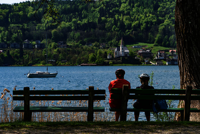 Zwischen Segelboot und Stiftskirche: Maria W&ouml;rth am W&ouml;rthersee. Bild: Sender
