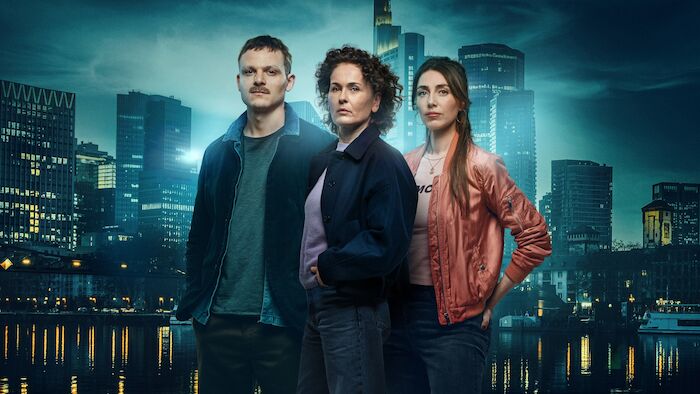Frankfurt Mord: Das neue Ermittlerteam in Frankfurt: Jakob Loose (Johannes Hegemann), Sarah Frankfurter (Marie-Lou Sellem) und Milli Schneider (Leona Grundig) haben einen schwierigen Fall zu l&ouml;sen. Bild: Sender / ZDF und Gordon Muehle / [M] mo postproduction. 
