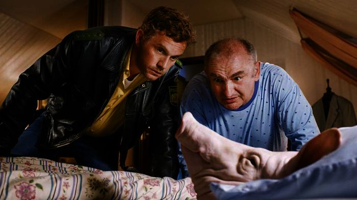 Franz (Sebastian Bezzel) und Moratschek (Sigi Zimmerschied) staunen über den Schweinskopf in Moratscheks Bett. Bild: Sender / ARD Degeto / BR / Constantin Film / Bernd Schuller