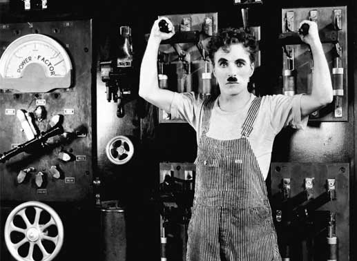 Ein Arbeiter (Charles Chaplin) - beherrscht von seiner Maschine. Bild: Sender / Roy Export Company Establishme