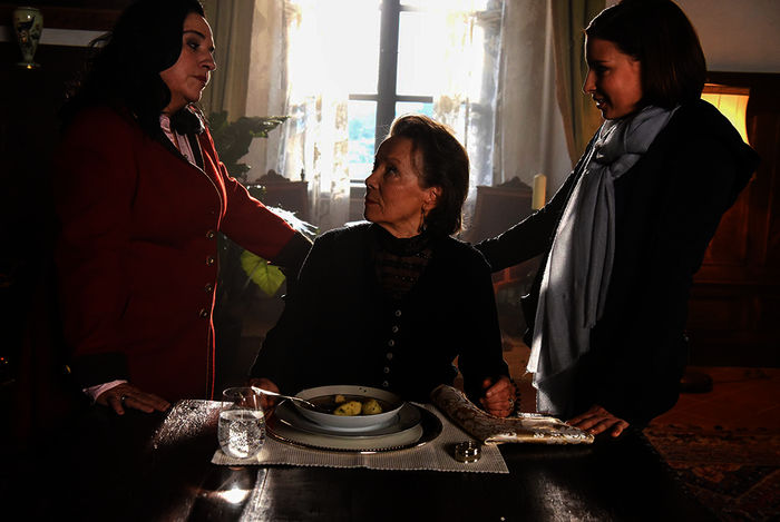 Maria Happel (Paula Dennstein), Krista Stadler (Gr&auml;fin Alexandra Dennstein), Martina Ebm (Therese Schwarz). Bild: Sender / ORF / Film 27 / Hubert Mican