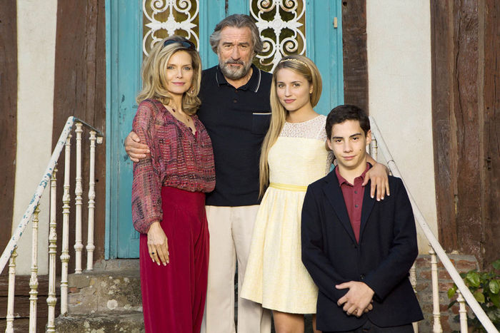 Nachdem Familienoberhaupt Giovanni (Robert De Niro) einen Mafia-Boss an das FBI verpfiffen hat, fl&uuml;chtet er mit seiner Frau Maggie (Michelle Pfeiffer) und den Kindern Belle (Dianna Agron) und Warren (John D'Leo) nach Frankreich. Bild: Sender