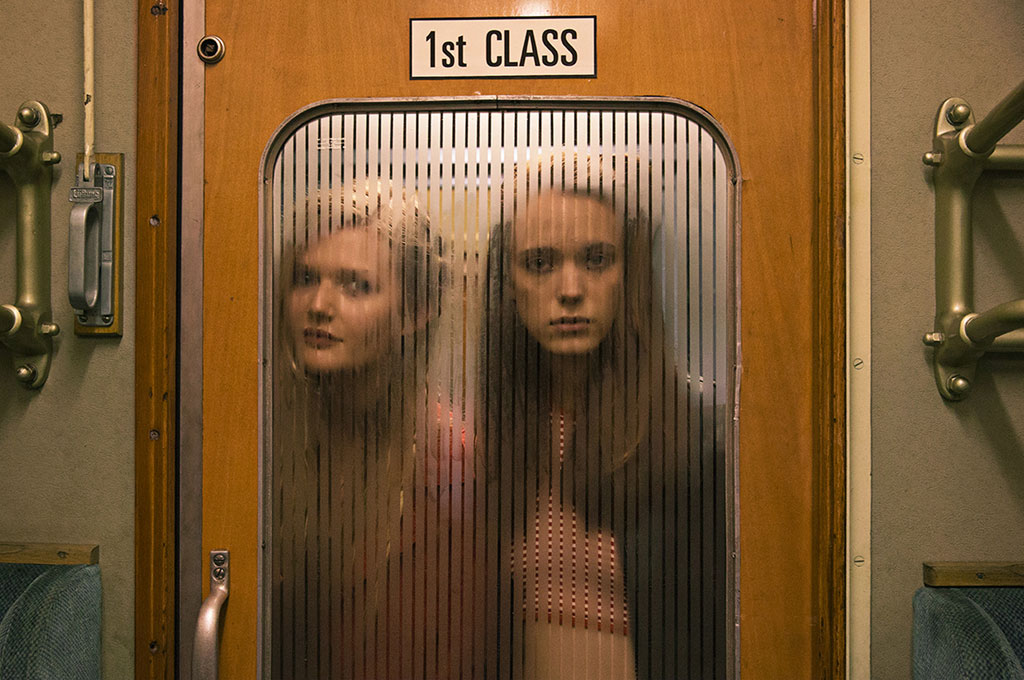 Joe (Stacy Martin) wettet mit Schulfreundin K. (Sophie Kennedy Clark) wer w&auml;hrend der Zugfahrt die gr&ouml;&szlig;eren amour&ouml;sen Chancen hat. Bild: Sender / Christian Geisn&aelig;s