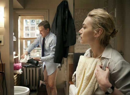 Alan (Christoph Waltz) und Nancy (Kate Winslet) s&auml;ubern sich im Badezimmer ihrer Gastgeber. Bild: Constantin