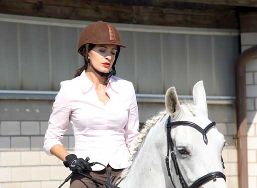 Isabel (Doris Golpashin) bestreitet auf ihrem Hengst Saphir den Parcours. Bild: Sender / Johannes Krieg