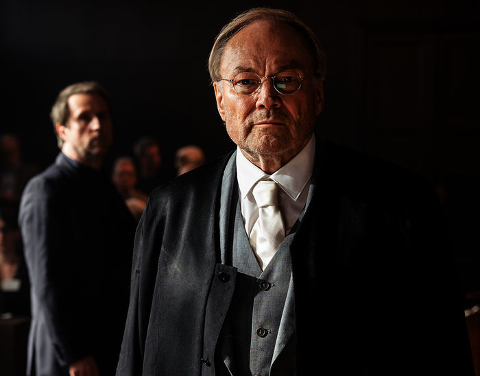 Klaus Maria Brandauer (Rolle Konrad Biegler, vorne) und Bjarne M&auml;del (Rolle Peter Nadler). Bild: Sender / ARD Degeto / Moovie / Stephan Rabold 