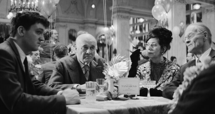Die Theorie von Allem: Auf der Abendveranstaltung im Hotel im freudiger Gesellschaft Johannes (Jan B&uuml;low) mit seinem Doktorvater Strathen (Hanns Zischler), Baroness Edita Fedorovna Yusupova (Marie Goyette), Dr. Martin Koch ( Paul Wolff-Plottegg) und Blumberg (Gottfried Breitfuss). Bild: Sender / PANAMA Film