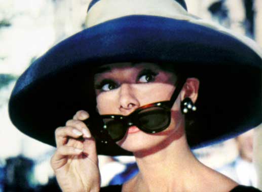 Die verf&uuml;hrerische Holly Golightly (Audrey Hepburn) tr&auml;umt vom Gl&uuml;ck und von Diamanten. Bild: Sender