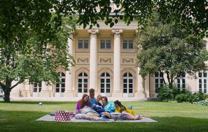 VENI.VIDI.VICI: Olivia Goschler Paula Maynard), Kyra Kraus (Bella Maynard), Ursina Lardi (Viktoria Maynard), Laurence Rupp (Amon Mayard), Tamaki Uchida (Coco Maynard). Bild: Sender / Ulrich Seidl Film