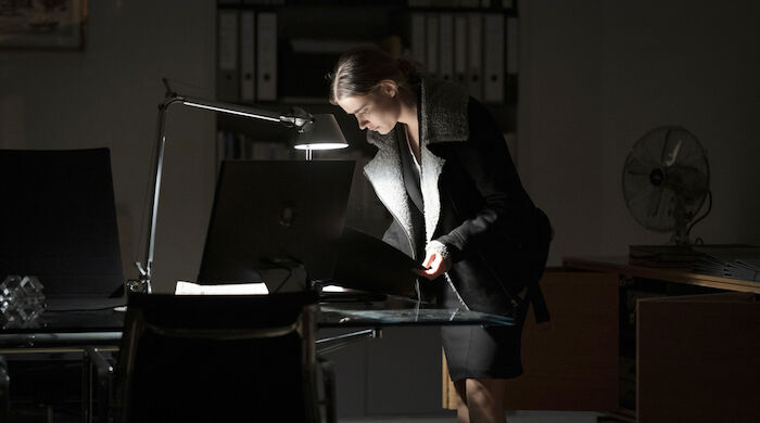 Die stillen M&ouml;rder: Die junge Anw&auml;ltin Mia (Milena Tscharntke) m&ouml;chte alles richtig machen. Bild: Sender / ARD Degeto / Boris Laewen