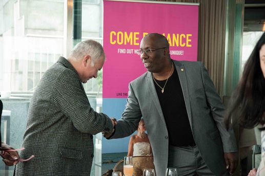 Tobago empf&Atilde;&curren;ngt TVButler. Executive Coordinator Shaw Park Cultural Facility und Werner Rass