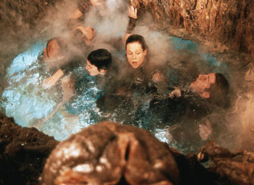 Ripley (Sigourney Weaver, M.) und ein Trupp Schmuggler fl&uuml;chten vor den Aliens in eine unterirdische Grotte. Bild: Sender