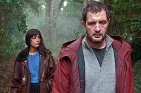 Vincent muss sterben: Während seiner Flucht begegnet Vincent (Karim Leklou) Margaux (Vimela Pons), zu der sich trotz der allgegenwärtigen Gefahr eine besondere Nähe entwickelt. Bild: Sender / Capricci Production