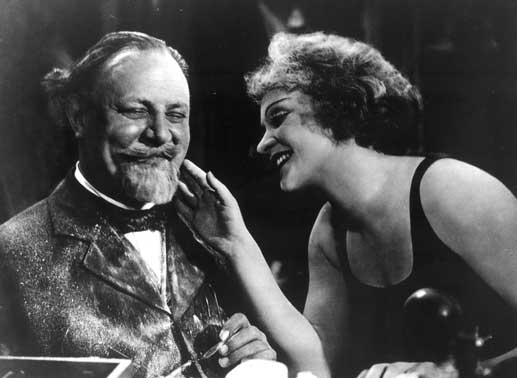 Professor Immanuel Rath (Emil Jannings) verf&auml;llt der T&auml;nzerin Lola Lola
(Marlene Dietrich). Bild: Sender