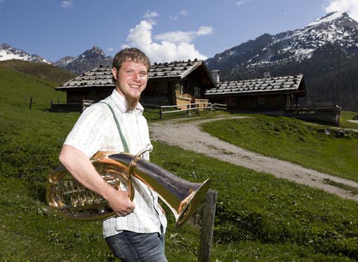 Hans, der sportbegeisterte Bergbauer, 24 Jahre, aus Salzburg. Hans wohnt auf knapp 1000 m Seeh&ouml;he und betreibt dort einen Bergbauernhof. Hans ist ein lebenslustiger und ehrlicher Familienmensch, der oft zu sch&uuml;chtern ist um M&auml;dchen anzusprechen. In einer Beziehung erwartet er Ehrlichkeit, Treue und, dass man gemeinsam Spa&szlig; hat.  Bild: Sender