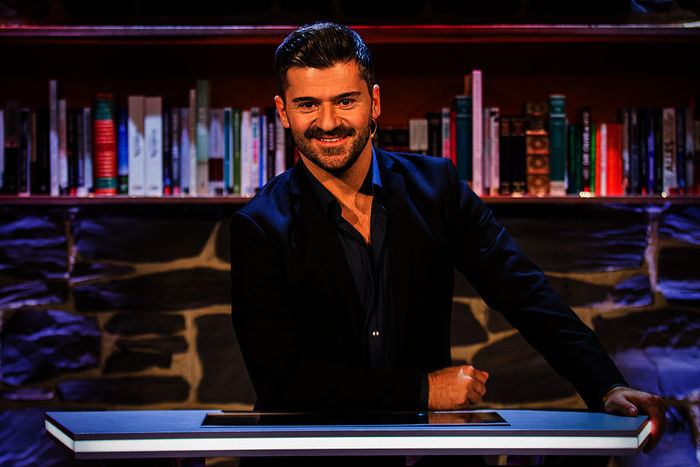 Moderator Ciro De Luca f&uuml;hrt durch die Show und befragt die Promi-Teams zu den skurrilsten Fakten. Bild: Sender / ServusTV / Kelemen 