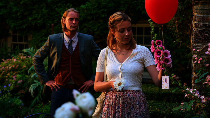 Vier Luftballons und ein Todesfall: Gwen (Meriel Hinsching) und Joey (Bernd-Christian Althoff) finden einen Luftballon mit einer r&uuml;hrenden Nachricht. Bild: Sender /  ZDF / Jon Ailes. 