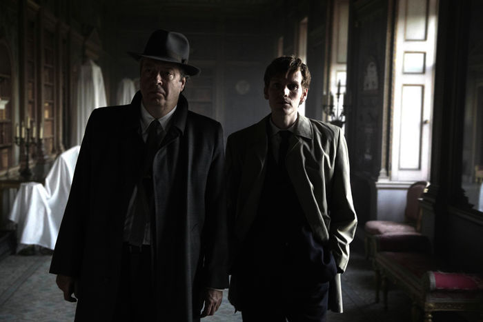 Der junge Endeavour Morse (Shaun Evans) wird dem erfahrenen Ermittler Fred Thursday (Roger Allam) zugeteilt. Gemeinsam gehen sie auf Verbrecherjagd. Bild: Sender / Jonathan Ford