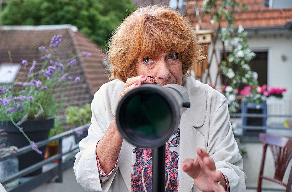 Hermine (Hannelore Hoger) beobachtet aus der Ferne „ihr“ Hotel Heidelberg. Bild: Sender / ARD Degeto / Frank Dicks