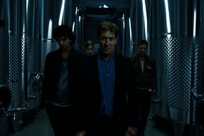 Im Netz der Camorra: Enzo Alto (Nicolas Orzella), Fabricia Bianchi (Tea Falco), M. Matteo DeCanin (Tobias Moretti), Rivaldo Fernadi (Max Malatesta). Bild: Sender / ServusTV / Good friends Filmproduktions GmbH / Hubert Mican