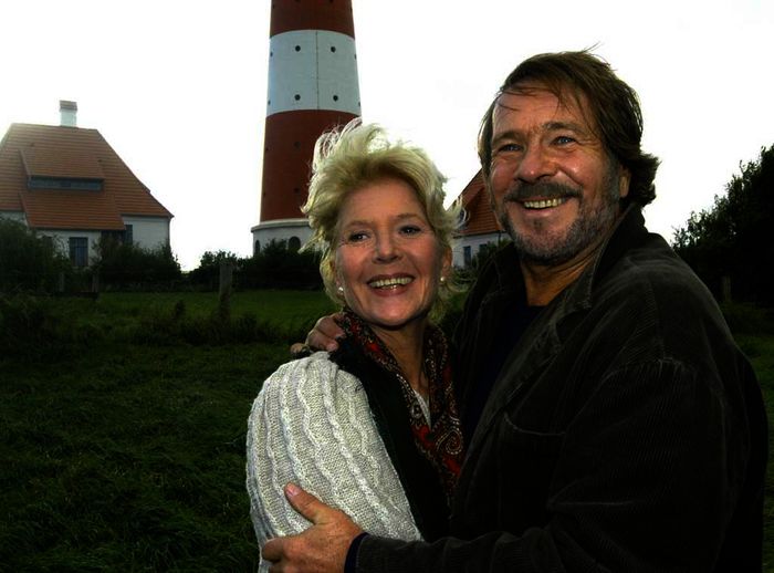 Vom Berg zum Meer: Almb&auml;uerin Rosa (Christiane Hörbiger) und Fischh&auml;ndler Hannes (G&ouml;tz George) gl&uuml;cklich vereint.
Bild: Sender / ARD Degeto / Uwe Ernst 