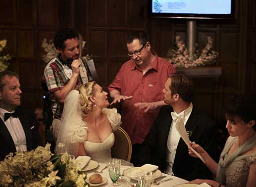 Justine (Kirsten Dunst) und Michael (Alexander Skarsg&aring;rd) zelebrieren ihre Hochzeit auf einer pr&auml;chtigen Feier im Haus ihrer Schwester (Charlotte Gainsbourg) und des Schwagers (Kiefer Sutherland). In der Mitte: Regisseur Lars von Trier. Bild: Sender/Concorde