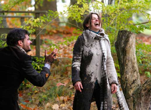 Humor ist, wenn man trotzdem lacht: Lina (Julia Brendler) und Markus (Stephan Luca) am&uuml;sieren sich &uuml;ber ihre eigene Tollpatschigkeit bei der Rettung eines Scho&szlig;h&uuml;ndchens. Bild: Sender