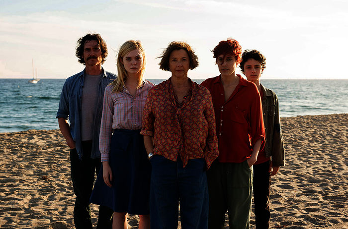 Dorothea (Annette Bening, Mitte) lebt mit ihrem Sohn Jamie (Lucas Jade Zumann), ihrem Untermieter William (Billy Crudup), der freigeistigen Punk-Fotografin Abbie (Greta Gerwig) und der 17-j&auml;hrigen Nachbarin Julie (Elle Fanning). Bild: Sender /  ARD Degeto / Splendid