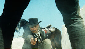 Der Tod ritt dienstags: Frank Talby (Lee Van Cleef) greift nie jemanden direkt an, sondern benutzt seine Pistole immer nur in Notwehr. Bild: Sender / Beta Film / Enzo Serafin