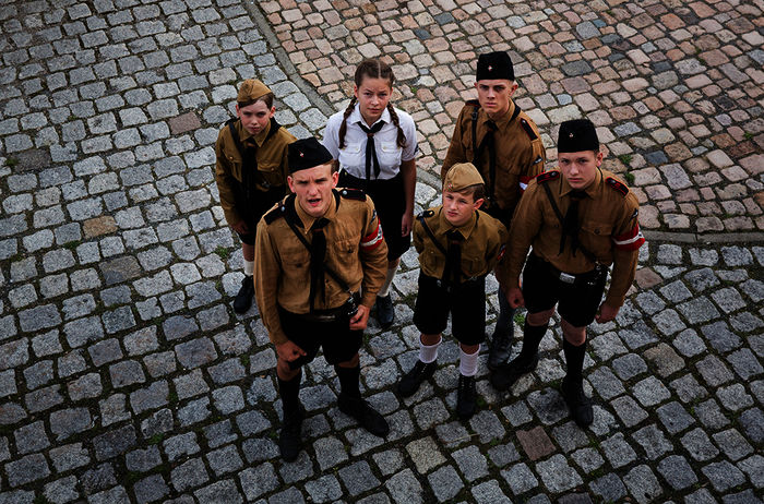 Der 10-jährige Anton will zur Hitlerjugend gehören. Doch das sorgt für Streit mit seinem Vater. Bild: Sender / SWR / LOOKSfilm / Andreas Wünschirs