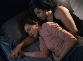 Vicky (Christiane Paul) und Mehmet (Luk Piyes) schlafen aneinandergekuschelt. Bild: Sender / Sonja Rom