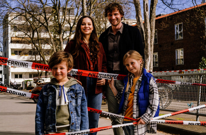 Ein Wahnsinnstag: Singlemann mit Tochter trifft Alleinerziehende mit Sohn: Philipp (Ulrich Friedrich Brandhoff) mit Tochter Miriam (Mia Grace Herold) und Frederike (Mina Tande) mit Sohn Fritz (William Vonnemann) bilden eine Notgemeinschaft. Bild: Sender / ARD Degeto / Martin Rottenkolber, 