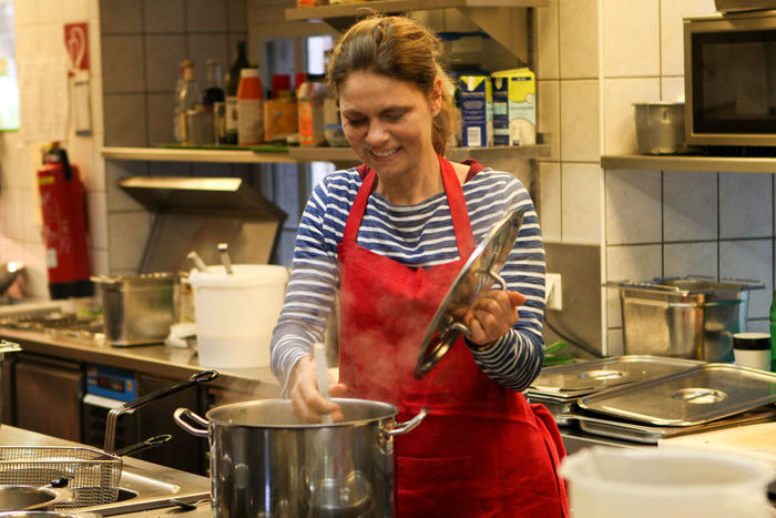 Sarah Wiener in der K&uuml;che des Klosterrestaurants. Bild: Sender / Zero One Film / Ralf Klingelhoefer