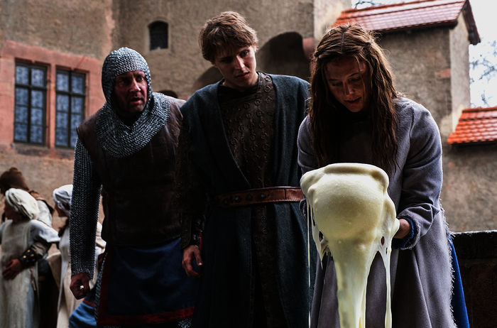 Der Topf für den süßen Brei hält, was er verspricht: Marko Dyrlich als „Hauptmann Lenhart“, Merlin Rose als „Veit von Hammerlitz“ und Svenja Jung als „Jolanthe“. Bild: Sender / ZDF / Anke Neugebauer / Kinderfilm GmbH