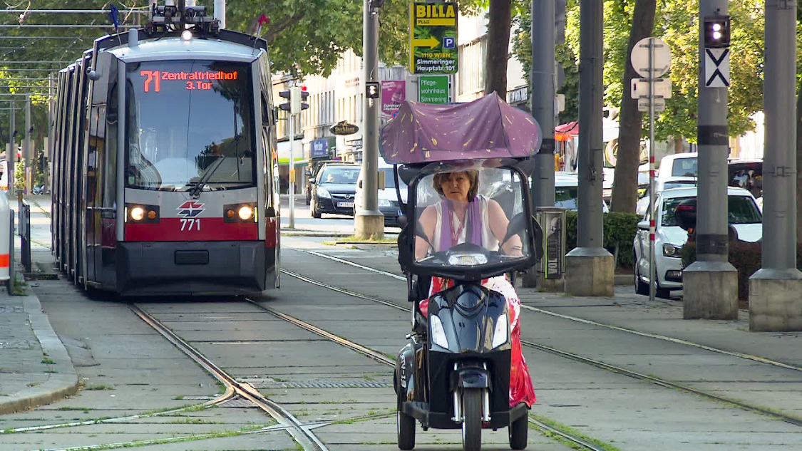 Simmeringer Hauptstra&szlig;e - In der Vorstadt:  Stra&szlig;enbahnlinie 71 und Roller. Bild: Sender/ORF