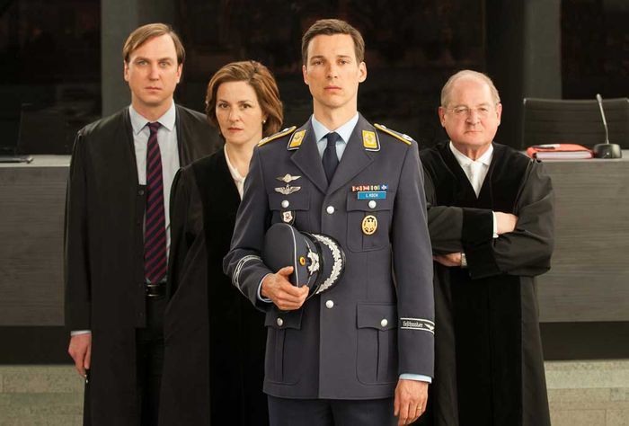 Lars Eidinger, Martina Gedeck, Florian David Fitz, Burghard Klau&szlig;ner. Bild: Sender / ARD Degeto / RBB / Julia Terjung