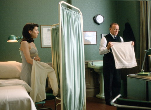 Susan (Sally Hawkins), Tochter aus reichem Haus, beim Frauenarzt. Bild: Sender