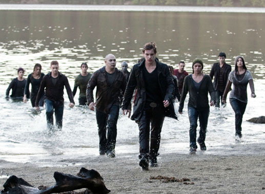 Riley (Xavier Samuel, Mitte) f&uuml;hrt Victorias Armee von neugeborenen Vampiren an.
Bild: 2010 Concorde Filmverleih GmbH
