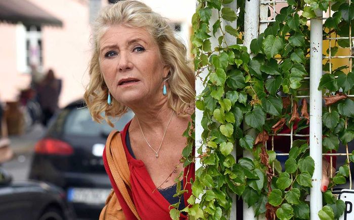 Fanny Steininger (Jutta Speidel) beobachtet das Werkstattgel&auml;nde von Jens P&auml;chtele Gel&auml;nde, weil sie ihren abgeschleppten PKW klauen m&ouml;chte. Bild: Sender / Barbara Bauriedl