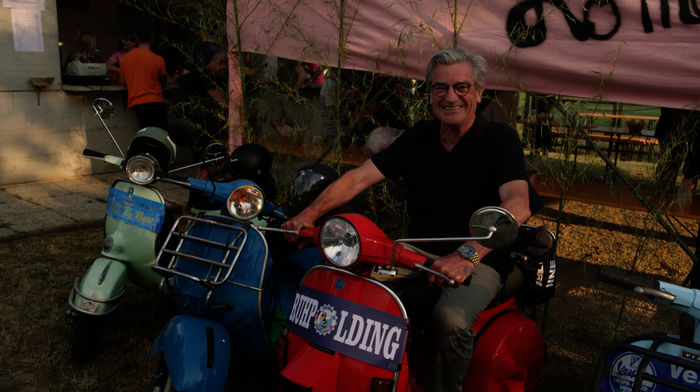 Gernstl unterwegs: Franz X. Gernstl beim gro&szlig;en Vespa-Treffen in Udine. Bild: Sender / BR / megaherz gmbh / HP Fischer