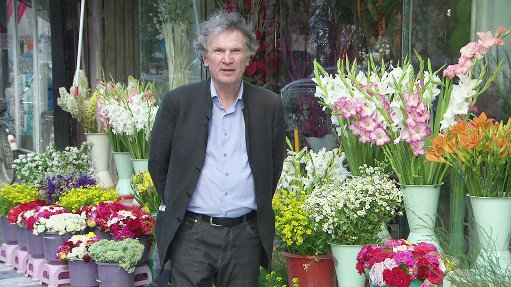 Fritz Orter in der legend&auml;ren Flowerstreet in Kabul, in der in den 60er Jahren die Hippies auf ihrem Trip nach Indien Station machten.  Bild: Sender/ORF