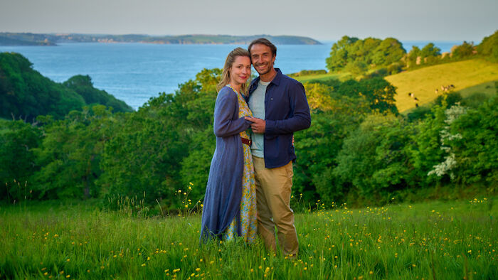 Rosamunde Pilcher: Amys Wunschkind: Auf dem Weg zu ihrem Wunschkind lernen sich Amy Boyd (Friederike Linke) und Kieran Nash (Max Alberti) kennen und lieben. Bild: Sender / ZDF / Jon Ailes